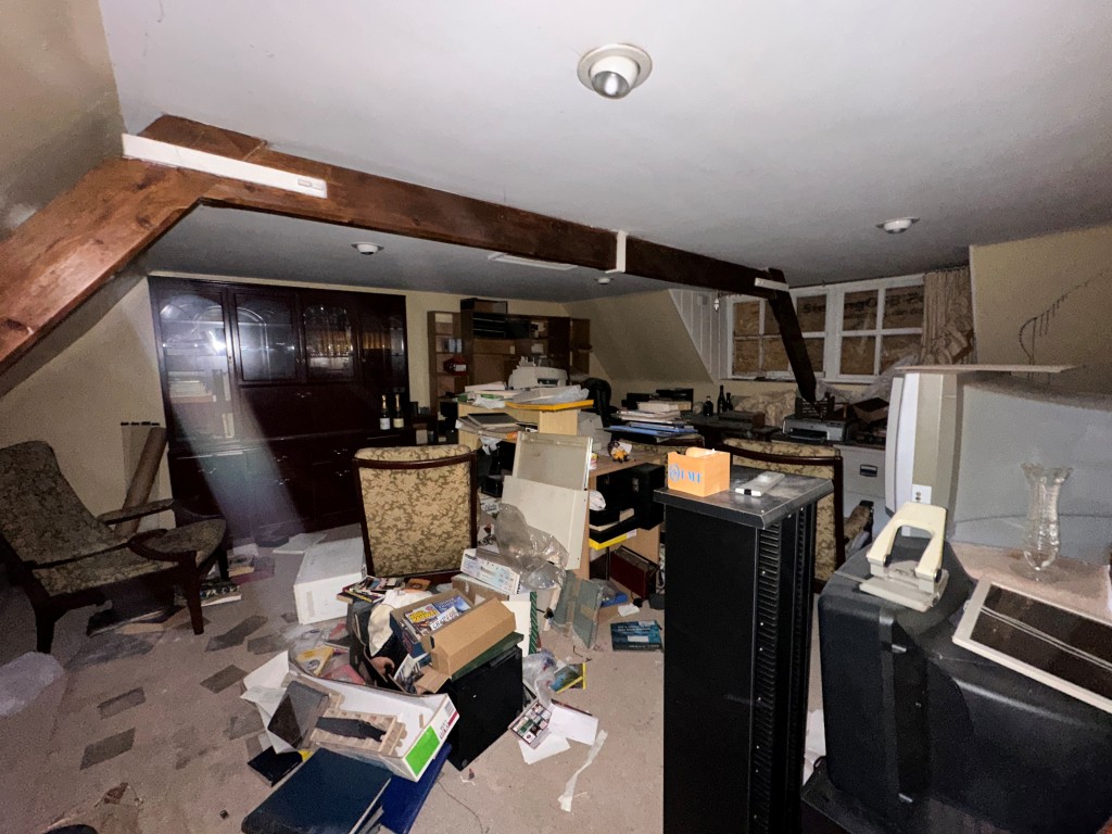 Lot: 227 - THREE-BEDROOM OLD SCHOOL UNIT WITH POTENTIAL - Mezzanine above living room